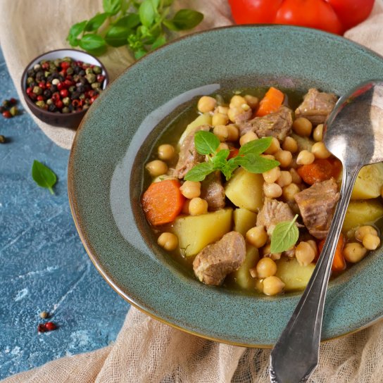 Рагу з нутом, овочами та м’ясом