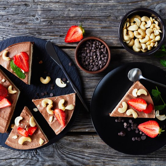 Мусовий торт з полуницею