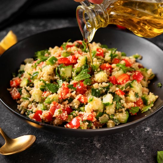 Салат із кускусом, овочами і оливковою олією