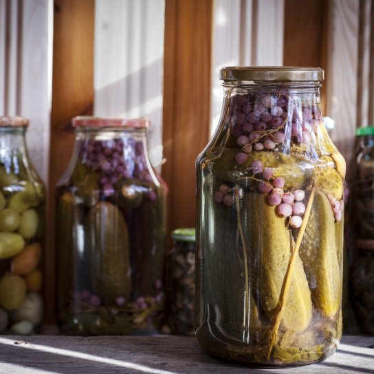 Солоні огірки з порічкою