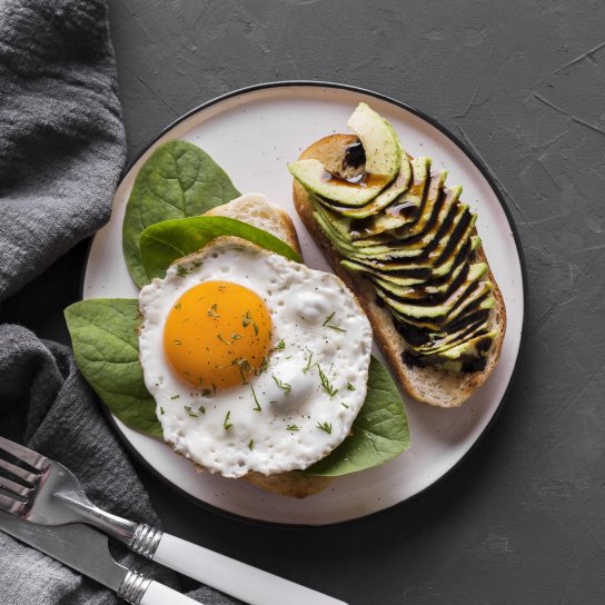 Яєчня з авокадо-тостом
