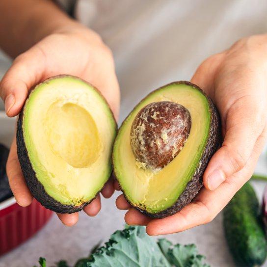 Половинки авокадо