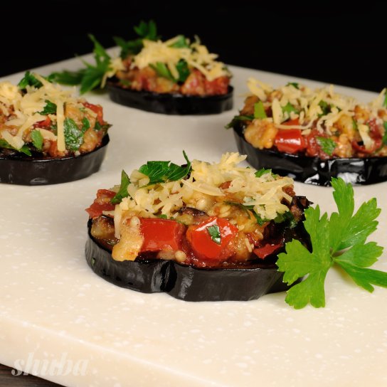 Закуска з баклажанів, помідорів і квасолі