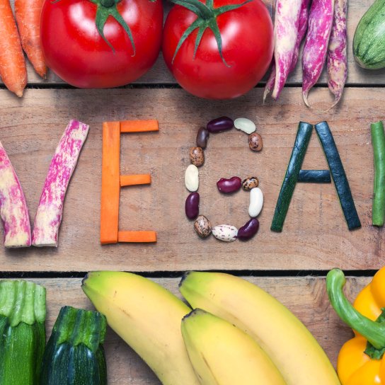 свежие овощи и фрукты; веганская диета