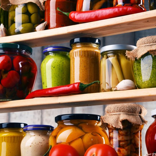 Банки з консервацією на поличці