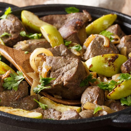 Яловичина із зеленими яблуками