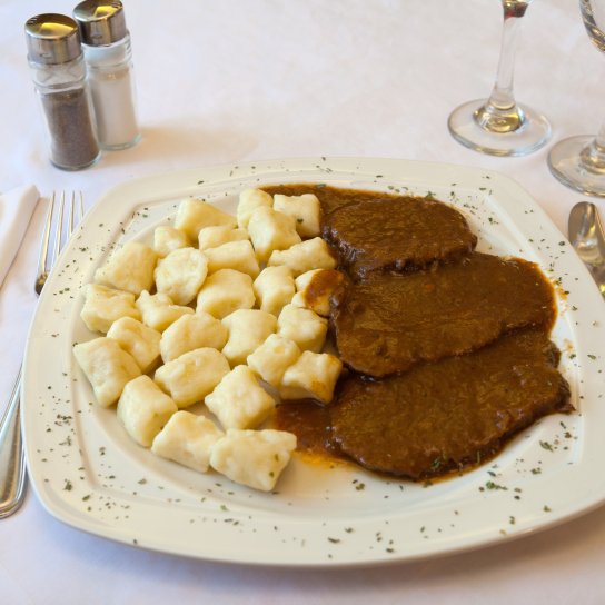 Мʼясо в соусі з ньокі