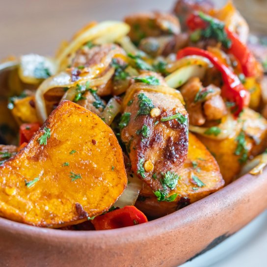 Смажена картопля з підчеревиною і овочами