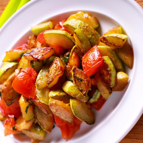 Теплий салат із цукіні та овочами