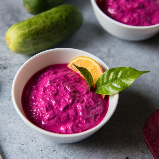 Простой салат из свеклы, хрена и йогурта