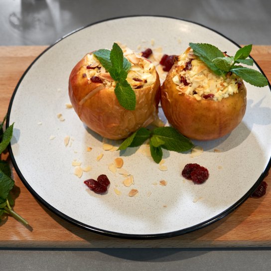 Запечені яблука з сиром