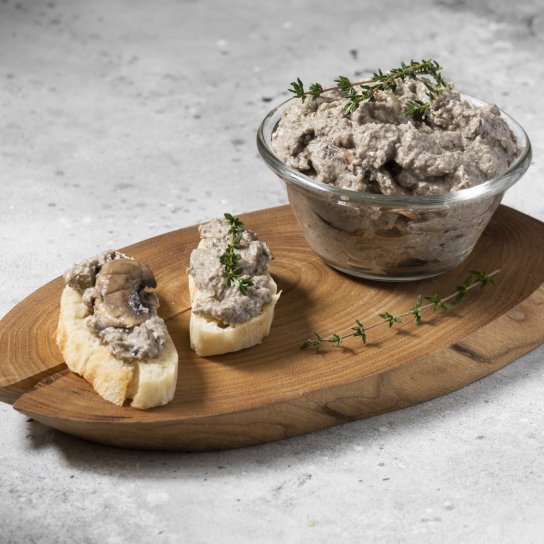 Грибний паштет на скибках хліба