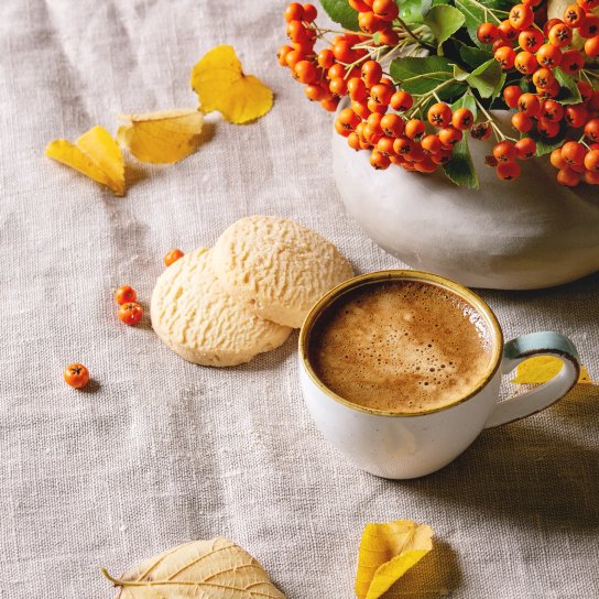 чашка кави. печиво, горобина