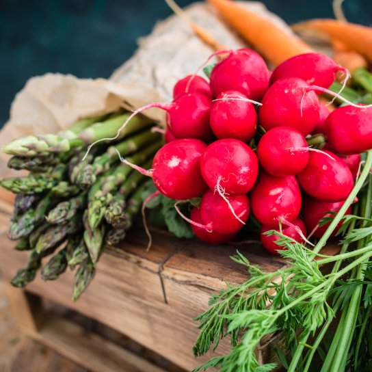 Спаржа з редискою в одній страві