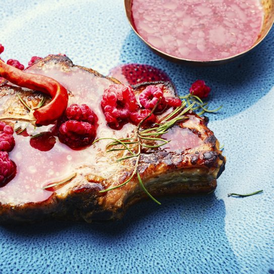 Відбивні під малиновим соусом