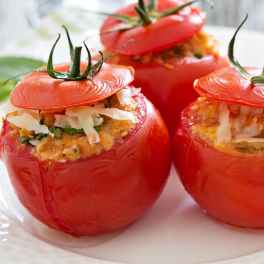 Фаршировані помідори з рисом і овочами