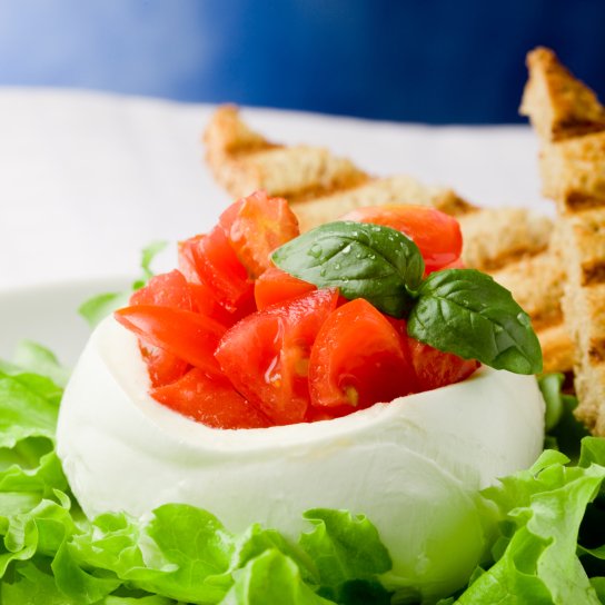 Фарширована моцарела з овочами