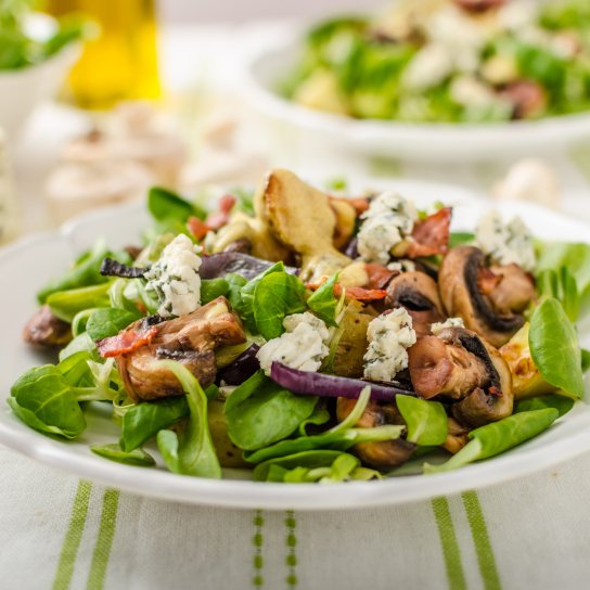 Теплий салат з молодою картоплею та голубим сиром