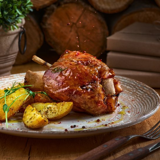 Свиняча рулька з картоплею