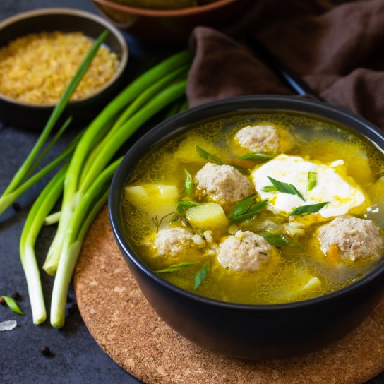 суп з фрикадельками й булгуром