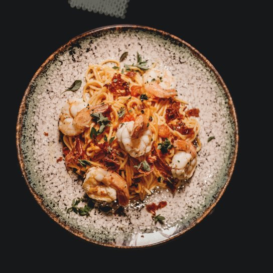 Паста з креветками та салямі