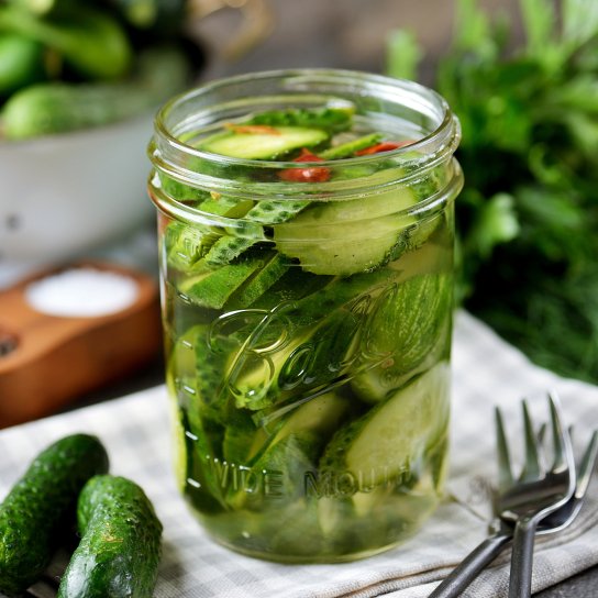 Мариновані огірки в півлітрових банках