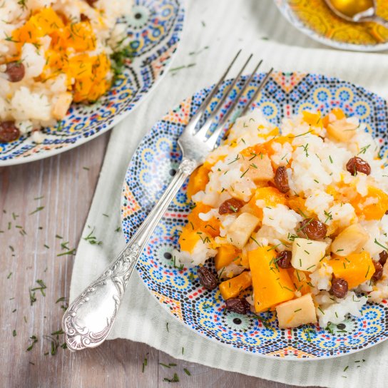 Салат с овощами и изюмом