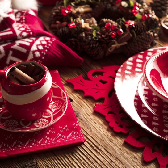 праздничный стол с посудой