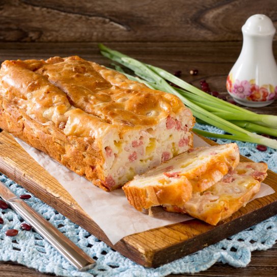 Фасолевый кекс с колбасой