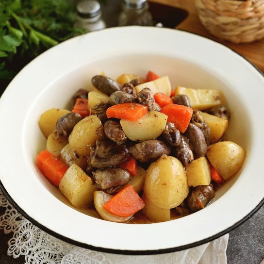 Курячі сердечка з картоплею і овочами