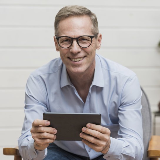 Сивий чоловік середніх років