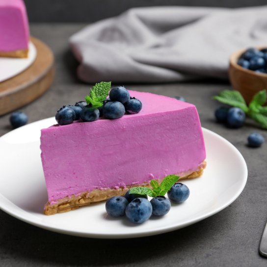 Сирно-чорничний торт без випічки