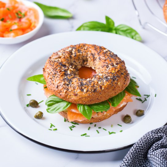Бейгл з лососем і соусом