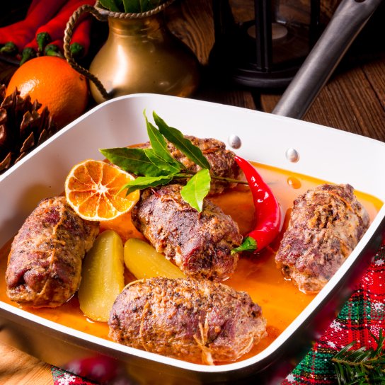 Яловичі рулетики з салом і огірками