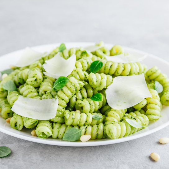 Паста фузілі з авокадо і горішками