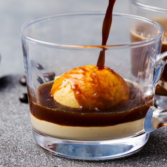 Прозора кружка з шоколадним десертом