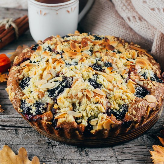 Сливовий пиріг з горіхами та шоколадом