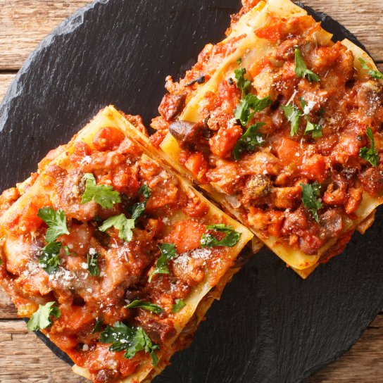 Лазанья з курятиною і помідорами