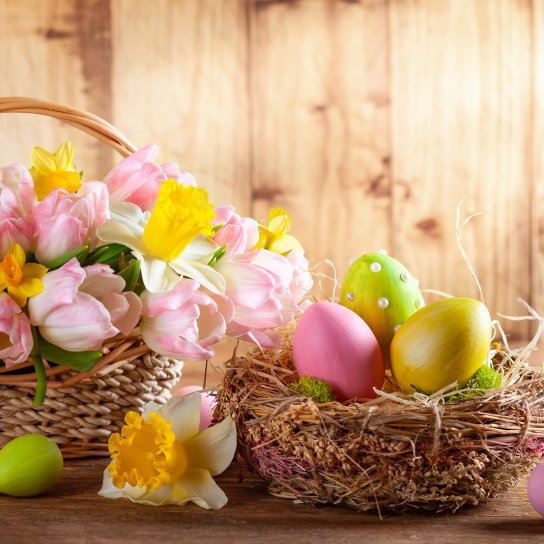 великодні прикраси: квіти, яйця