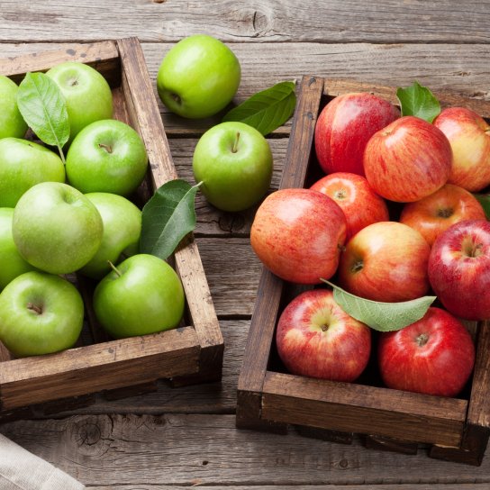 Зеленые и красные яблоки