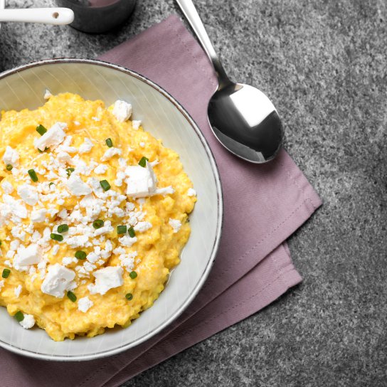 Банош з копченим сиром і часником