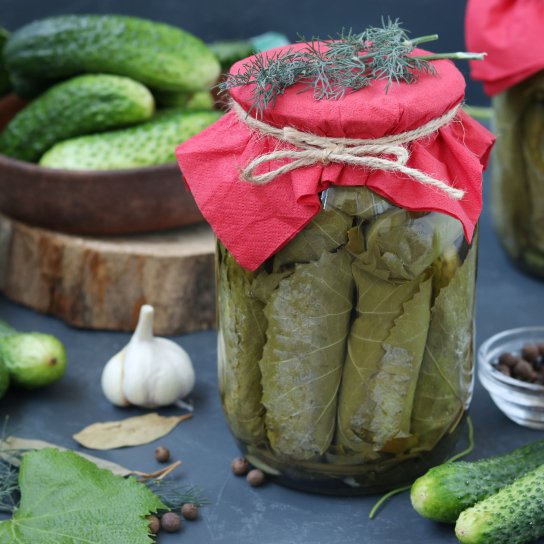Мариновані огірки у виноградному листі