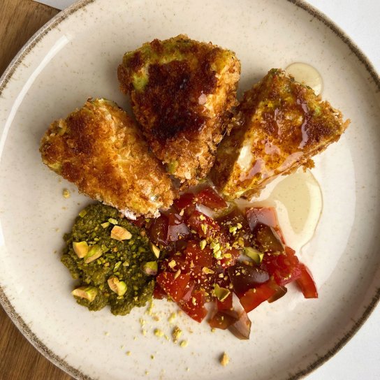 смажений брі з песто