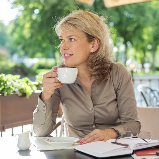 Жінка з кавою