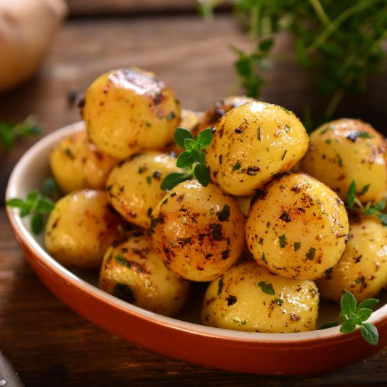 Молода картопля із часником у духовці