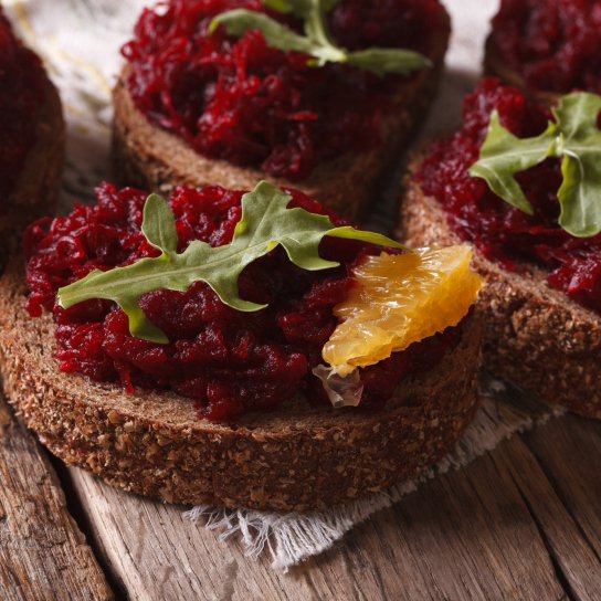 Брускетты со свеклой и маринованными сливами