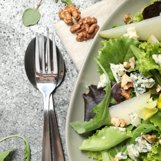 салат з горіхами, грушею та сиром