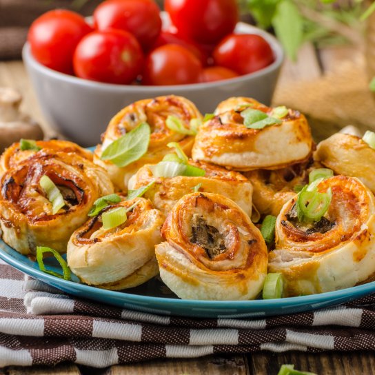 М'ясні равлики з листкового тіста