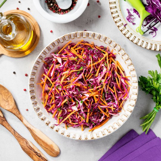 Осінній салат із червоної капусти та овочів