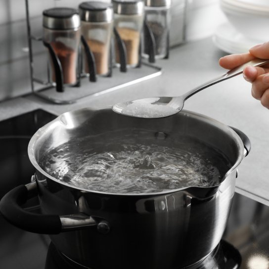 Навіщо солити воду для макаронів